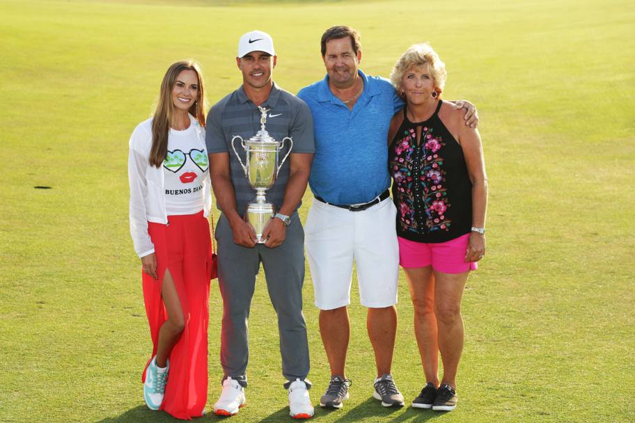 Brooks Koepka con il trofeo suo padre Robert Koepka, la fidanzata Jena Sims e la madre Denise Jakows. (Afp)